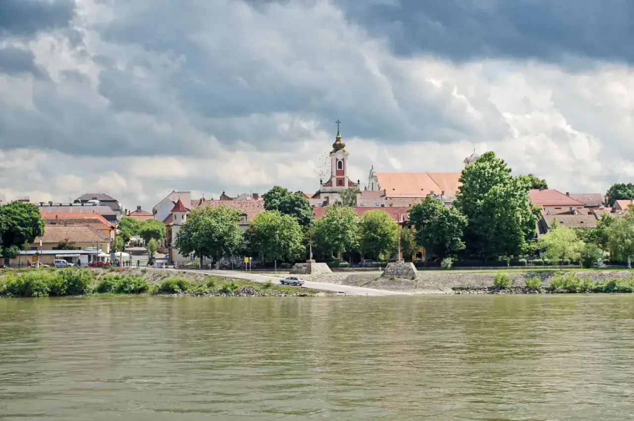Widok na miasteczko nad Dunajem, z charakterystyczną wieżą kościelną. To część podróży, która prowadzi do Morza Czarnego.