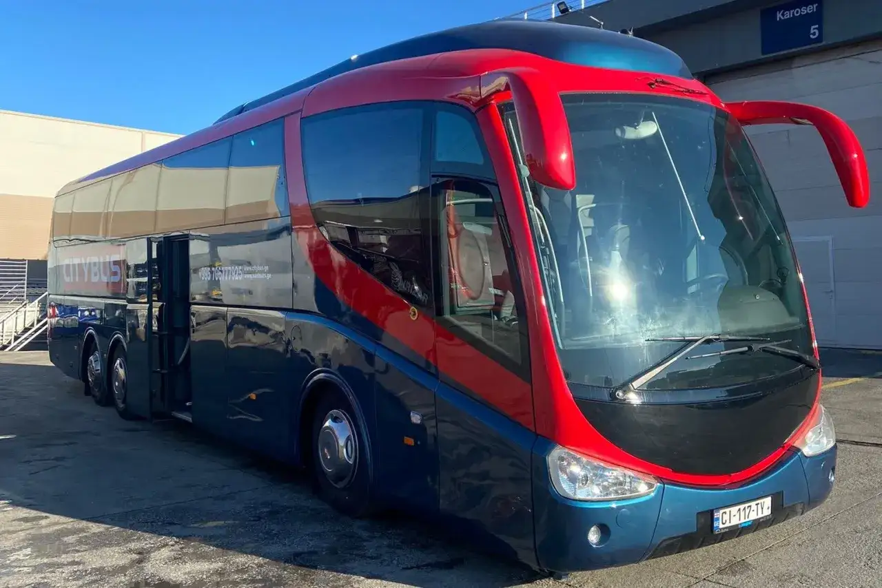 Autobus Citybus, idealny, by dowiedzieć się, jak dojechać z Kutaisi do Batumi. Komfortowa podr&oacute;ż po Gruzji.