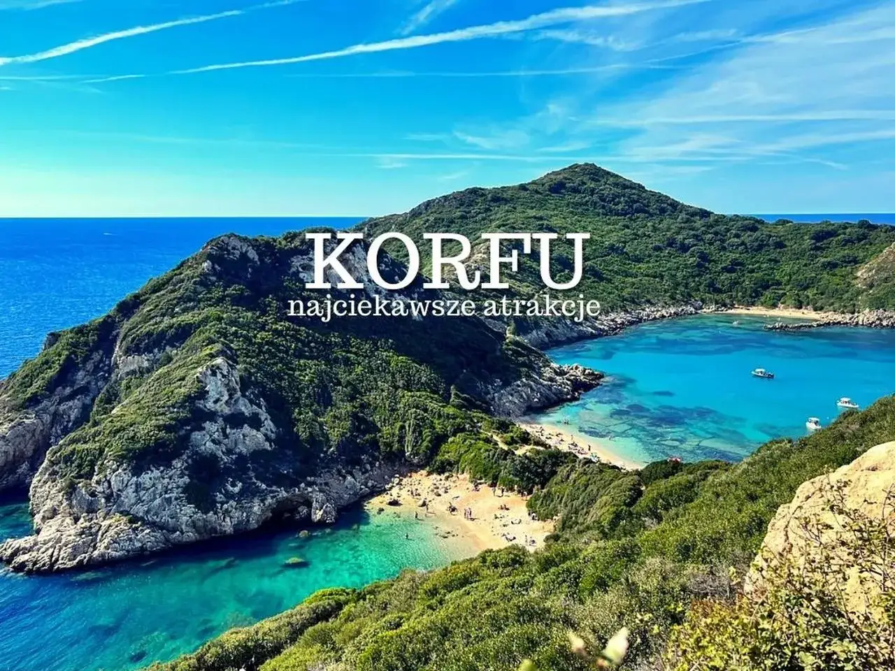 Korfu: malownicza zatoka z turkusową wodą i plażą. Idealne miejsce, by odkryć najciekawsze atrakcje wyspy.