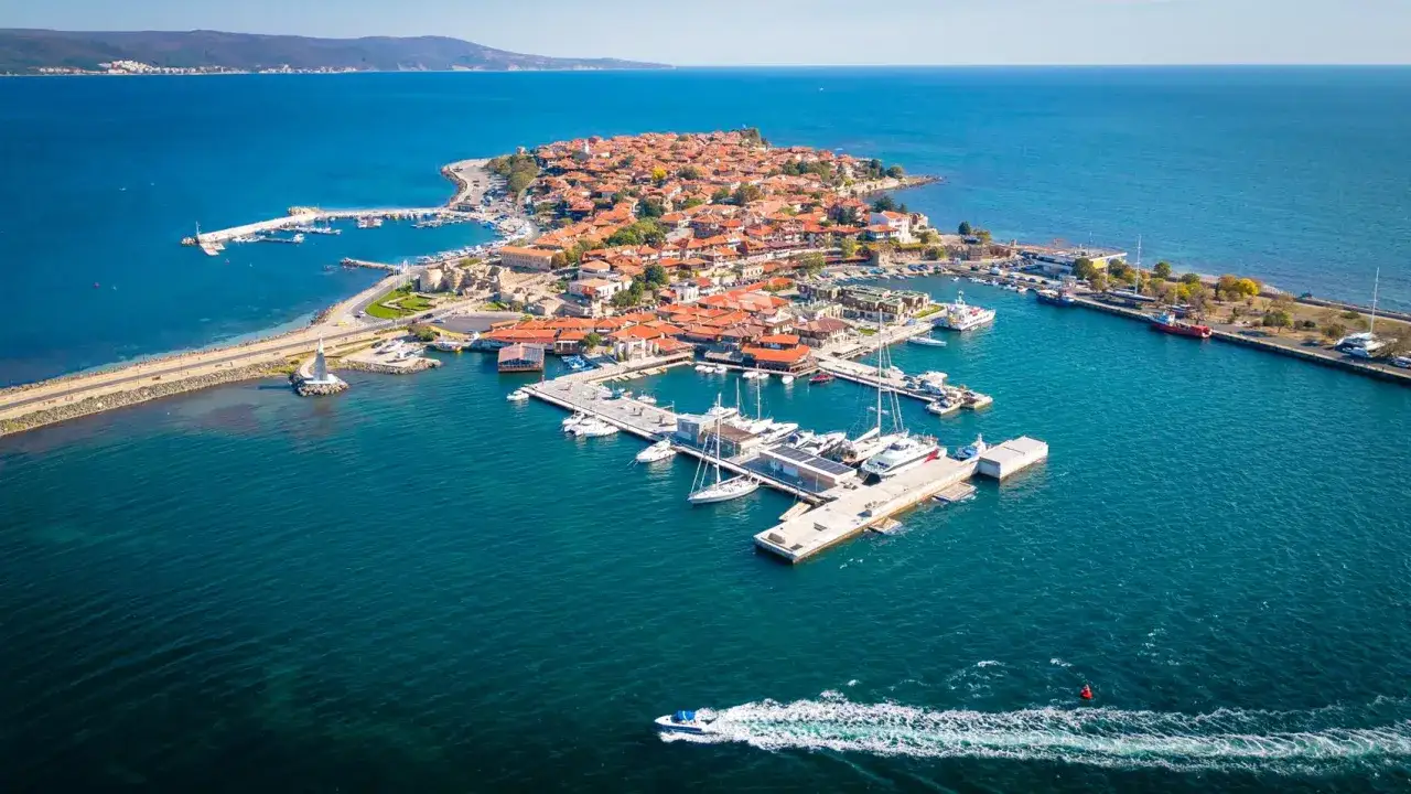 Słoneczny brzeg- Nessebar odległość. Urokliwa star&oacute;wka na p&oacute;łwyspie, port z jachtami i błękitne morze.
