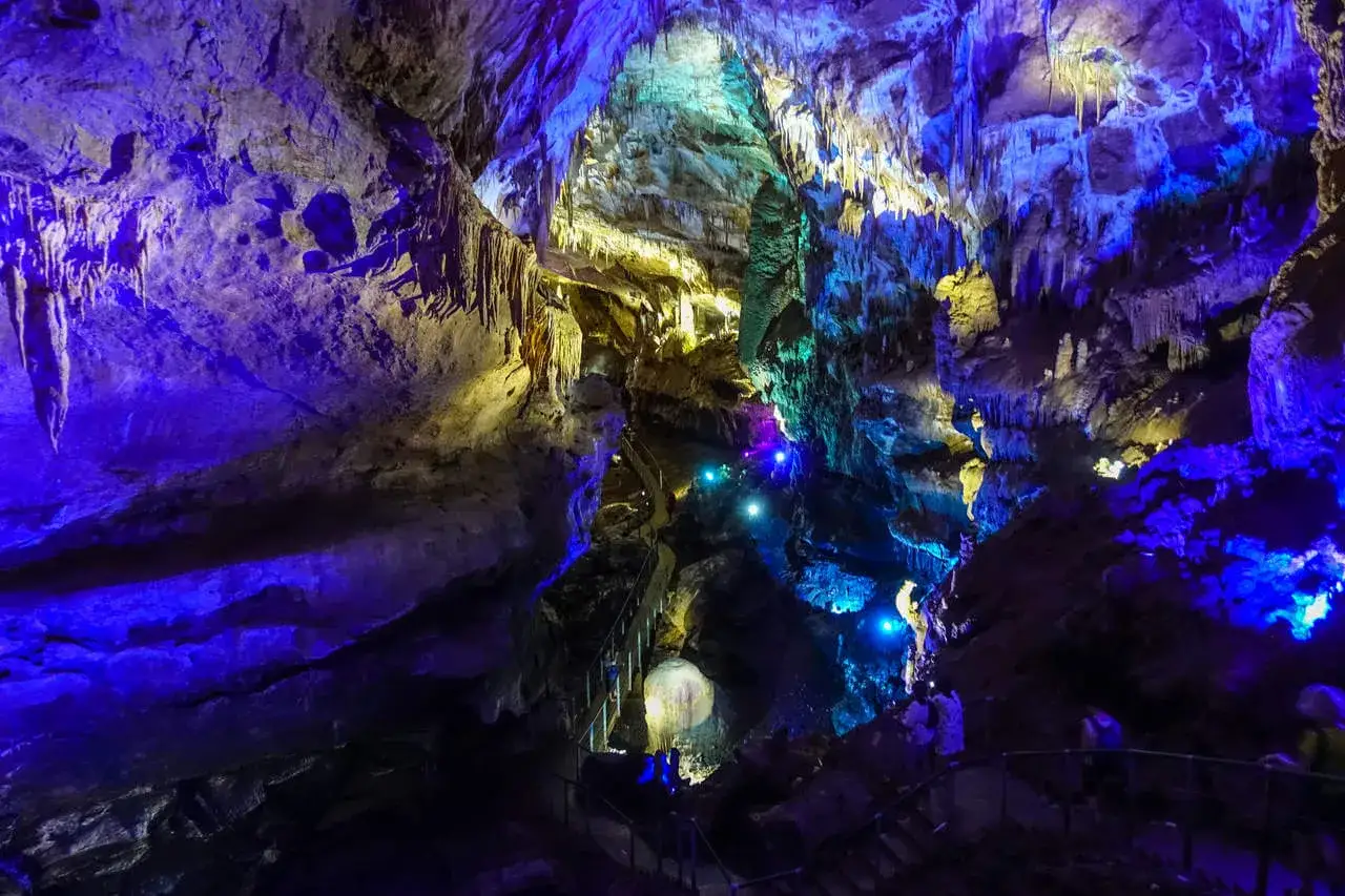 Jaskinia Prometeusza koło Kutaisi. Niesamowite formacje skalne, stalaktyty i stalagmity oświetlone kolorowymi światłami. Obowiązkowy punkt, gdy zastanawiasz się, kutaisi co zobaczyć.
