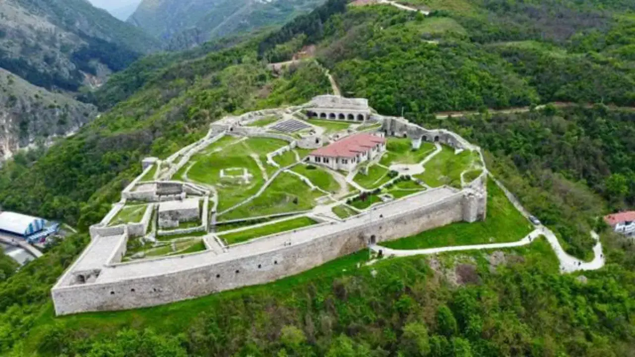 Twierdza w Prizrenie, idealne miejsce na kosowo wakacje. Zielone wzgórza i historyczne mury zapraszają do odkrywania.