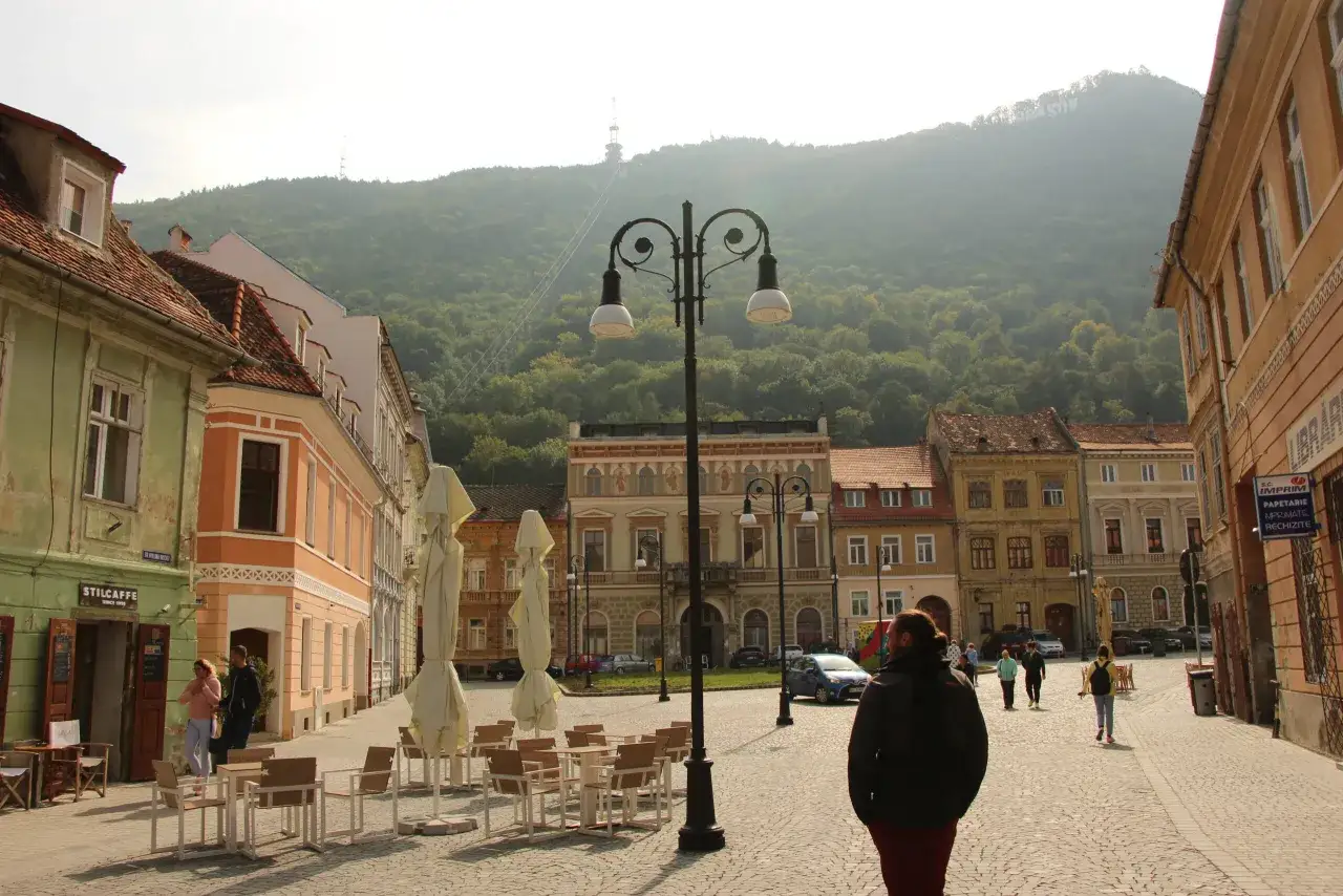 Spacerem po urokliwym centrum Brașova, podziwiając zabytkową architekturę i widok na górę Tâmpa. Braszów atrakcje czekają!
