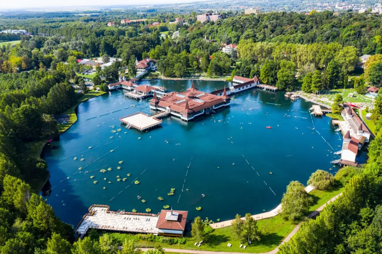 Malownicze kąpielisko termalne w Hévíz, niedaleko Balatonu na Węgrzech, z ludźmi kąpiącymi się w ciepłej wodzie.