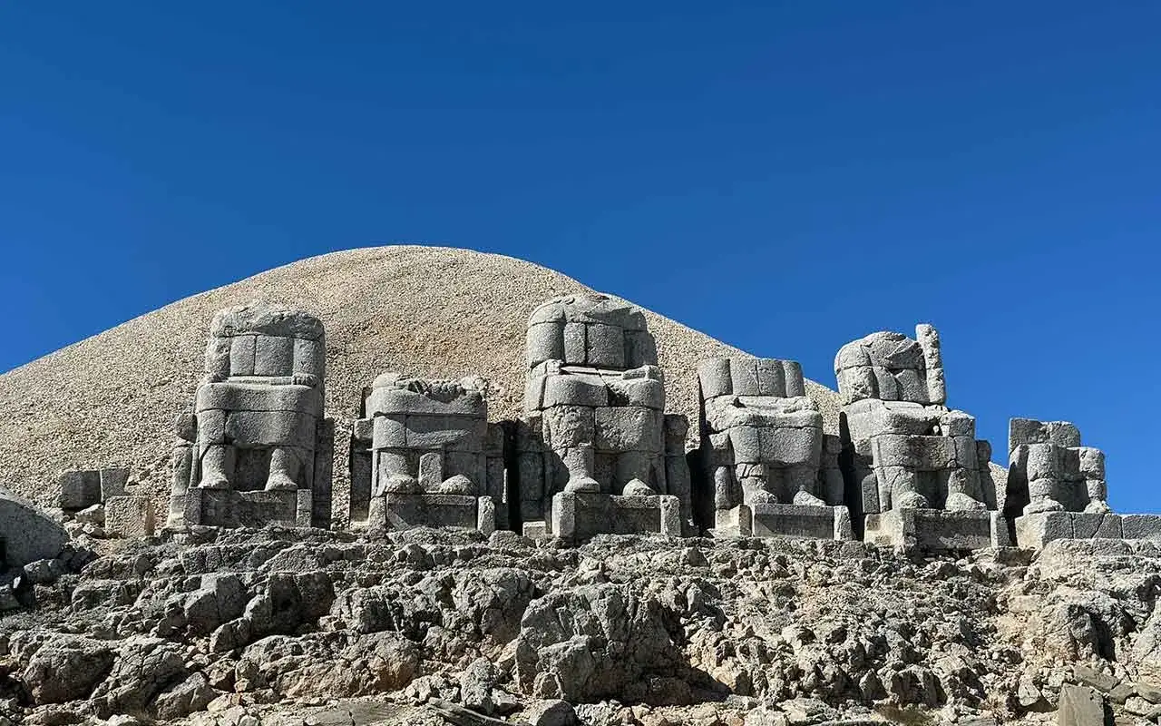 Kamienne posągi bogów na górze Nemrut, strzegące starożytnego grobowca.