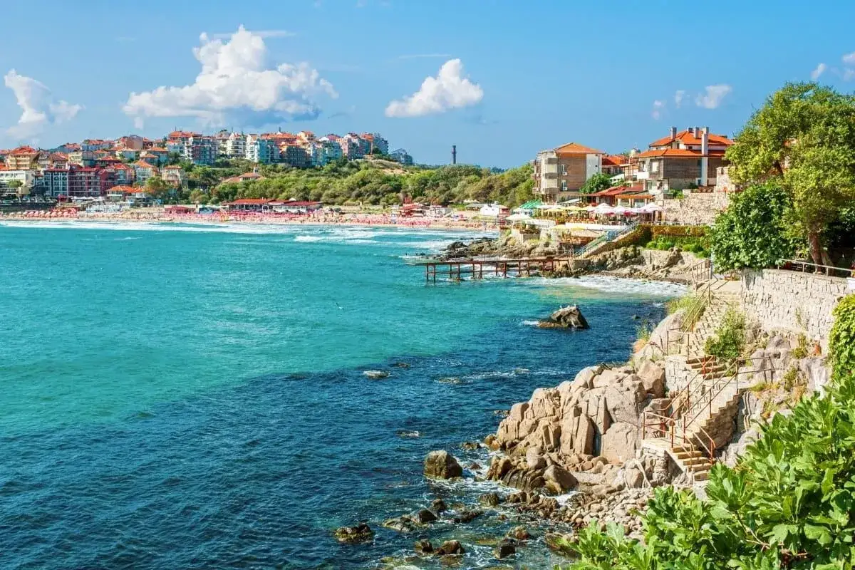 Słoneczna plaża i turkusowe morze w Bułgarii. Idealne miejsce, by sprawdzić, co zwiedzić nad Czarnym Morzem.