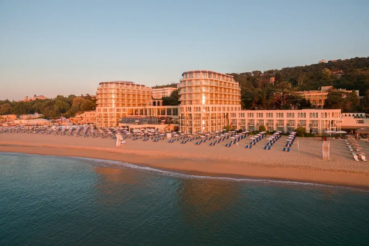 Nowoczesne hotele nad plażą w Świętym Konstantynie i Elenie, z widokiem na morze i leżaki. Idealne miejsce na relaks i kąpiele termalne.