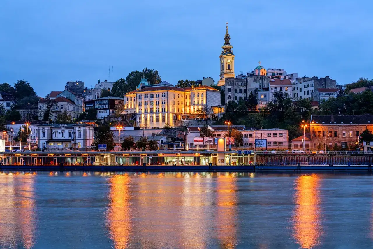 Widok na Belgrad o zmierzchu, z rzeką i oświetlonymi budynkami. Czy Serbia jest bezpieczna? Tak, to spokojne miejsce.