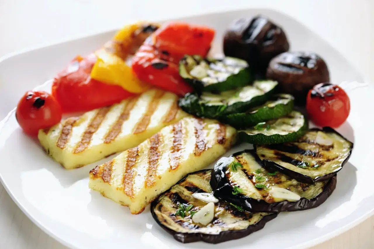 Grillowane warzywa i halloumi na talerzu, smak kuchni cypryjskiej.