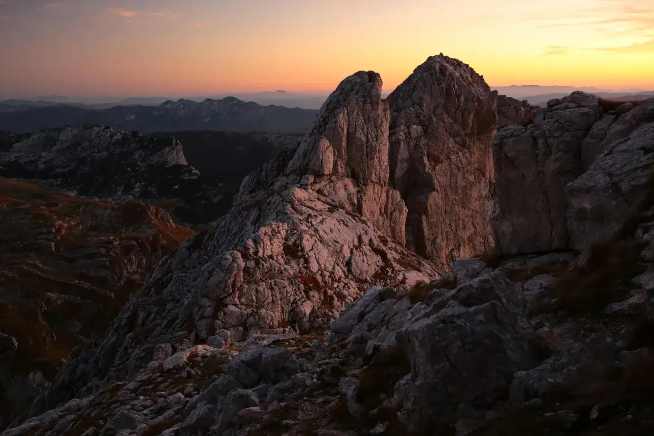 Skaliste szczyty Durmitor National Park oświetlone ostatnimi promieniami zachodzącego słońca.