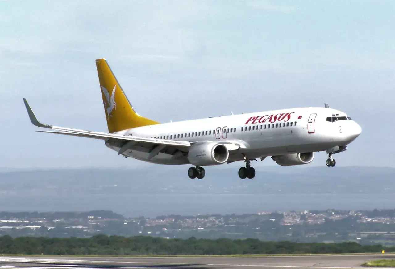 Samolot Pegasus Airlines ląduje, oferując podróżnym możliwość sprawdzenia, jak dojechać do Albanii.