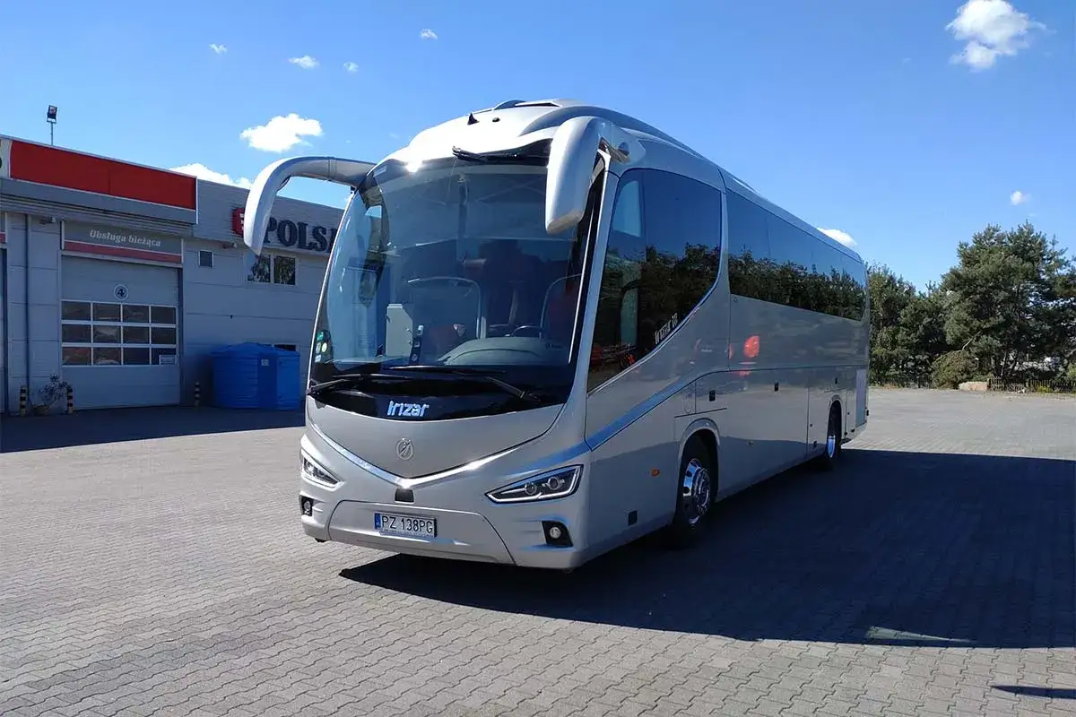 Nowy autokar Irizar czeka na podróż. Zastanawiasz się, ile się jedzie do Bułgarii? Ten komfortowy pojazd zapewni przyjemną podróż.