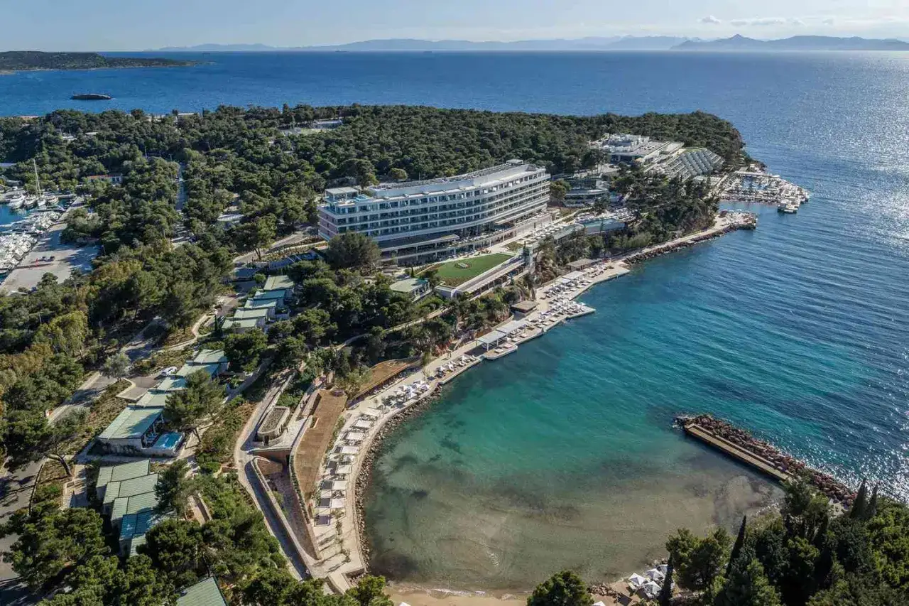 Luksusowy hotel nad turkusowym morzem, z prywatną plażą i mariną. Idealne miejsce na wakacje w Atenach.