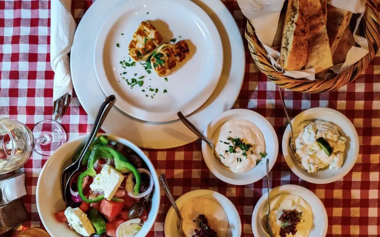 Pyszne przystawki, w tym halloumi i sałatka grecka, zapowiadają prawdziwą kuchnię cypryjską.