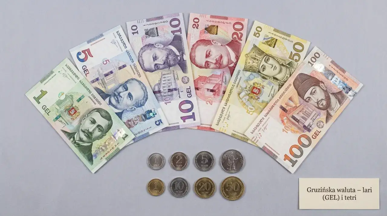 Gruzińskie banknoty i monety: 1, 5, 10, 20, 50, 100 lari. Idealne do planowania budżetu na wakacje w Batumi. Ceny mogą się różnić.