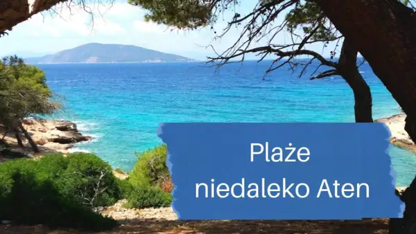 Piękne plaże niedaleko Aten, z turkusowym morzem i zielonymi wzgórzami w tle.
