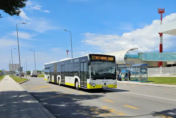Autobus linii 37 obsługuje komunikację miejską Split, jadąc w kierunku lotniska i Trogiru.