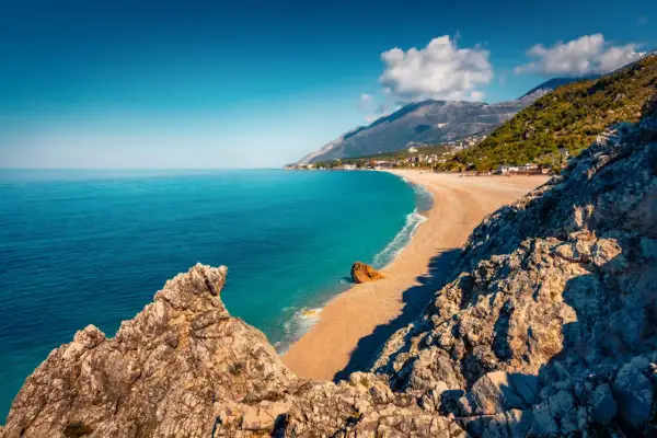 Malownicze albania plaże z turkusową wodą, piaszczystym brzegiem i skalistymi klifami.