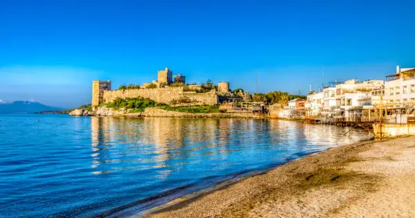 Zamek św. Piotra góruje nad zatoką, oferując wspaniałe widoki. To jedna z głównych bodrum atrakcje, idealne miejsce na spacer i podziwianie historii.