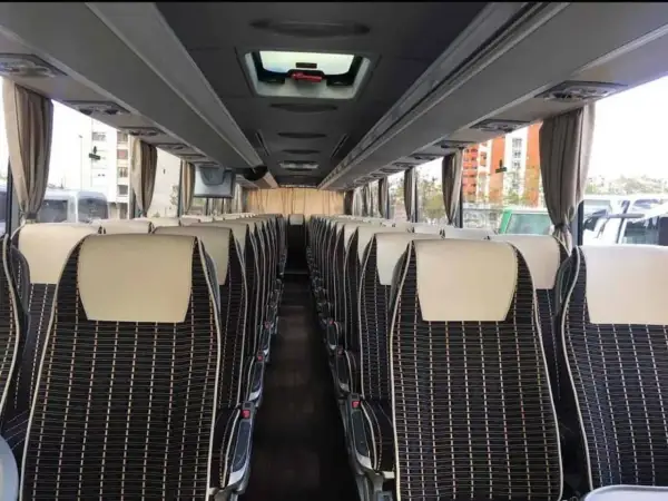 Wygodne siedzenia w autobusie na trasie Podgorica Budva.