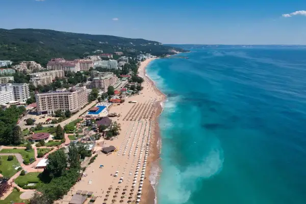 Złote piaski w Bułgarii: rozległa plaża z hotelami, leżakami i turkusowym morzem. Atrakcje turystyczne dla każdego.