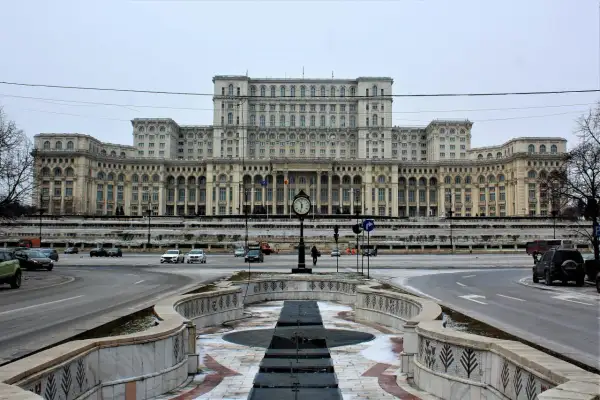Pałac Parlamentu w Bukareszcie, monumentalna budowla, robi ogromne wrażenie. Warto zobaczyć to miejsce.