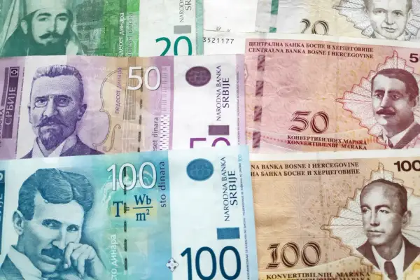 Serbskie banknoty: 100 dinarów z Nikoli Teslą, 50 dinarów, 20 dinarów i banknoty z Bośni i Hercegowiny. Waluta serbi w różnych nominałach.
