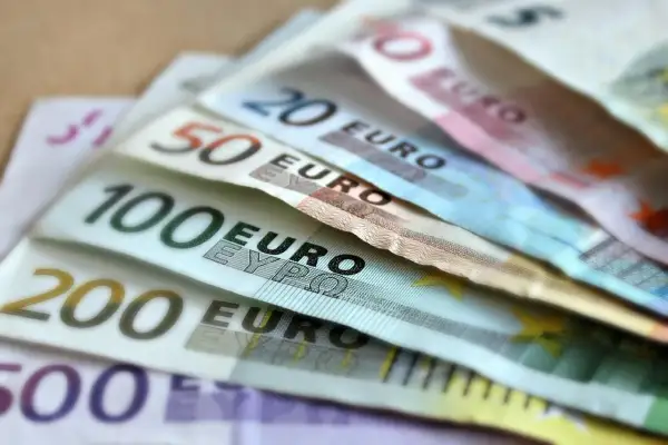 Euro banknoty o nominałach 100, 200 i 500 euro. Waluta w Kosowie to euro, używane od 2002 roku.
