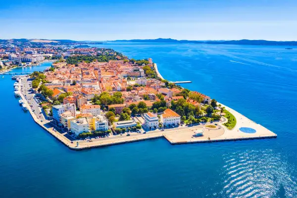 Widok na Zadar z lotu ptaka, z jego zabytkową starówką otoczoną błękitnym morzem. Idealne miejsce na wakacyjny zadar blog.