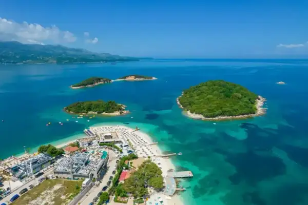 Rajska plaża z wysepkami w Albanii. Sprawdź, jakie są ceny w Albanii i zaplanuj wakacje marzeń!