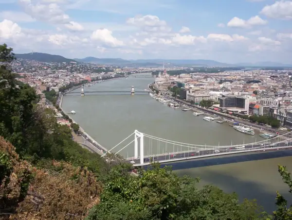 Widok na Dunaj i mosty w Budapeszcie z zielonego wzgórza.