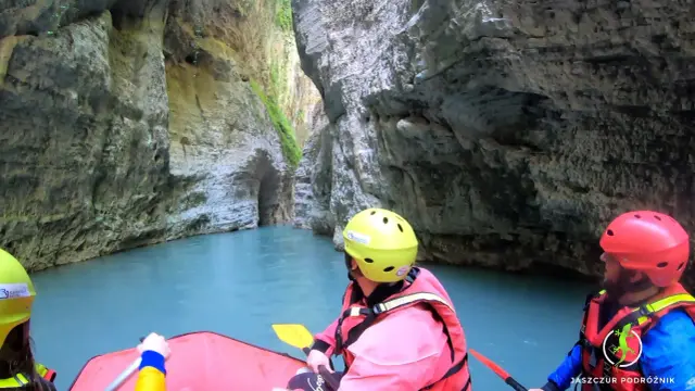 Przygoda w kanionie Osumi. Rafting po turkusowej wodzie między skalnymi ścianami.