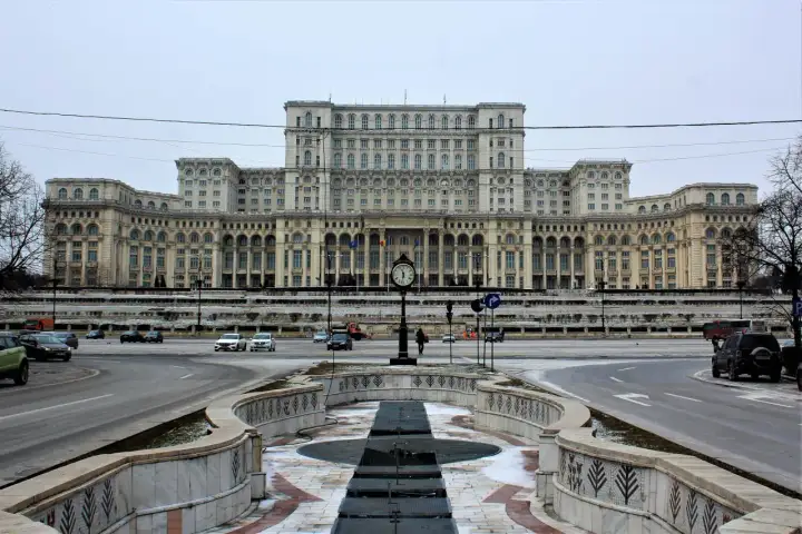 Pałac Parlamentu w Bukareszcie, monumentalna budowla, robi ogromne wrażenie. Warto zobaczyć to miejsce.